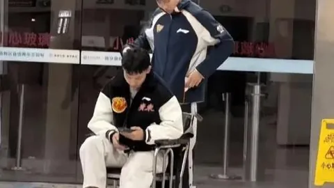 揭秘！三场三球却难成国足定海神针，邵佳一地位再引热议！球迷狂飙热议！